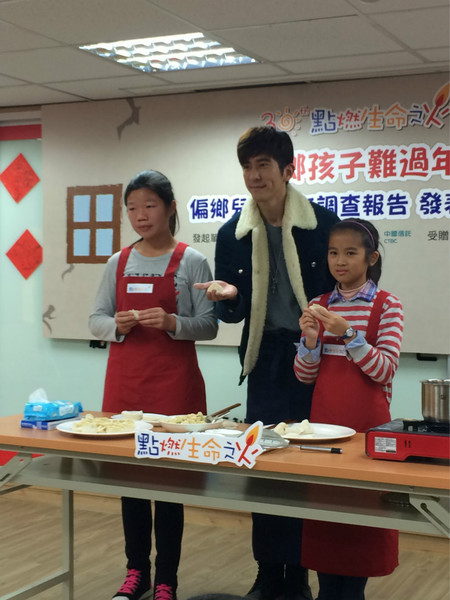 修杰楷和偏鄉兒童一起包水餃。圖中為修杰楷。(photo by 馮紹恩/台灣醒報)