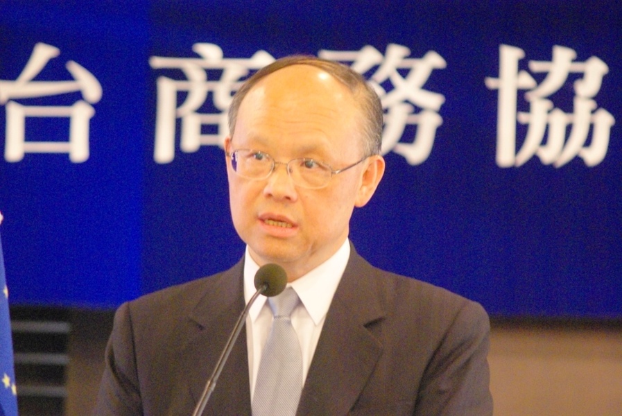 歐洲商會5日發表《能源報告書》指出,台灣油、電價偏低是阻礙能源政策的主因,經濟部長鄧振中回應,需先統合國內的產業現況。〈photo by 陳彥驊/台灣醒報〉