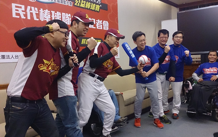 為了替5月初的「第17屆脊髓損傷者全國運動大會」暖身,立委趙天麟將率綠營民代與澎恰恰等藝人,在天母棒球場進行公益對抗賽。(photo by王奕超)