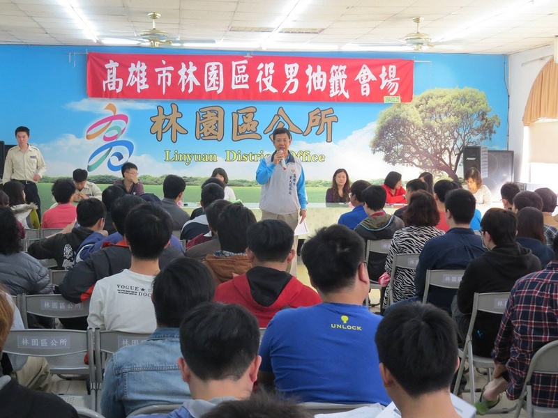 國防部資規司少將副司長白捷隆10日表示,為達成105年底前國軍常備部隊以志願役人力擔任的目標,國防部將於今年底進行末代義務役男的徵集。〈photo by 國防部發言人臉書〉