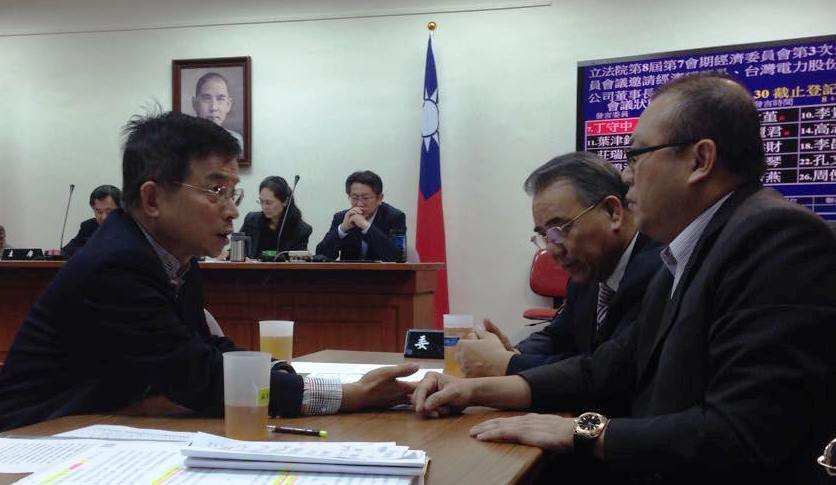 針對台電16日於立法院報告核廢料運往國外處理的標案計畫,國民黨大黨鞭賴士葆與民進黨立委蘇震清進行商討。〈photo by 陳彥驊/台灣醒報〉