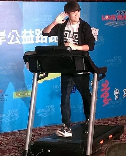 公益路跑5月23日將於北海岸開跑,代言藝人吳克群特別在記者會現場的慢跑機上秀了一段奔馳的英姿。〈photo by TVBS提供〉