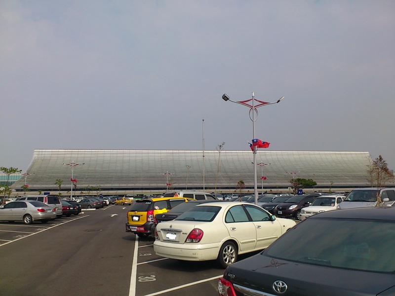 交通部次長曾大仁19日指出,為應付持續增長的旅客人次,桃機第3航廈將在109年完工。〈photo by 維基百科〉