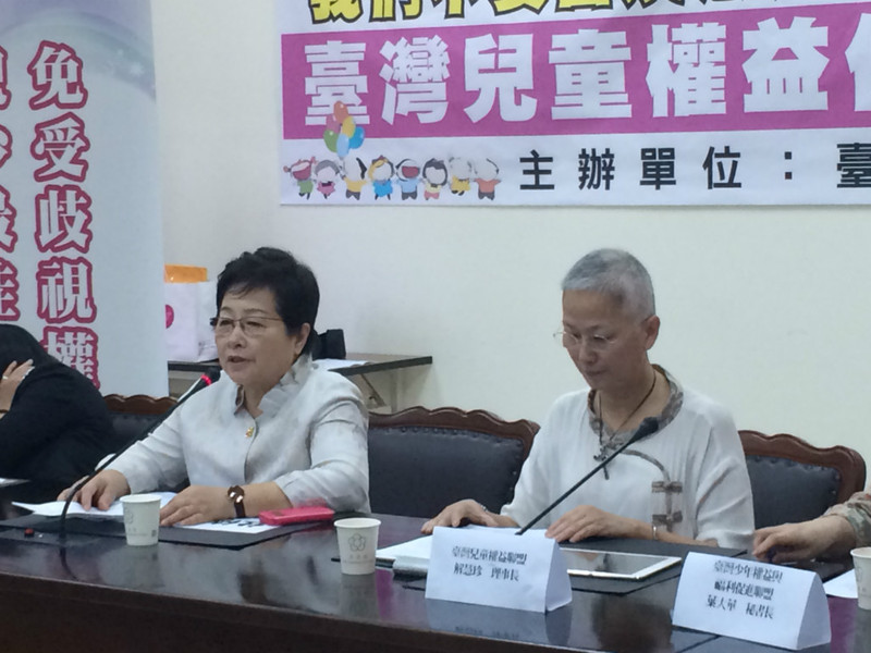 民進黨立委陳節如(左)1日出席記者會,抗議幼照法第9條修改恐圖利財團。(photo by 馮紹恩/台灣醒報)