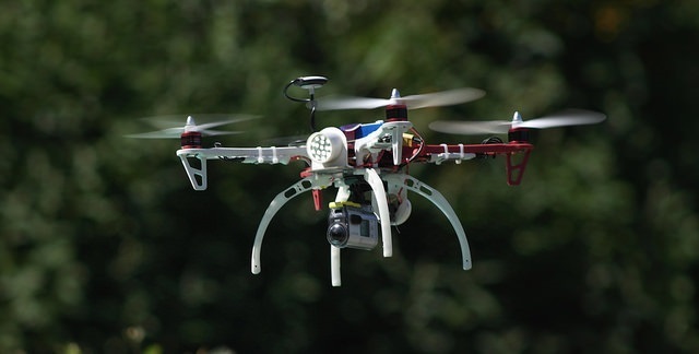 無人機將不再只是用來監視,更可能被運用在對付罪犯或暴民。(photo by Danny Whitnall on Flickr – used under Creative Commons license)
