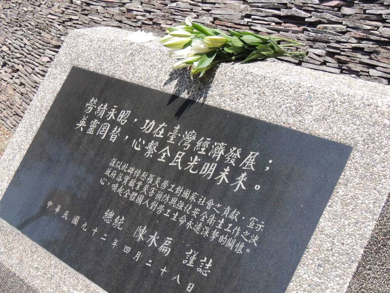 當企業為追逐勞力成本的降低而外移海外,甚至引進「外勞」時,職災也刻正輸出中。台灣人死傷的統計數字的降低,若是以他國勞工職災為抵換的話,則社會進步的宣稱就太過廉價。(photo by 基進側翼 Facebook )