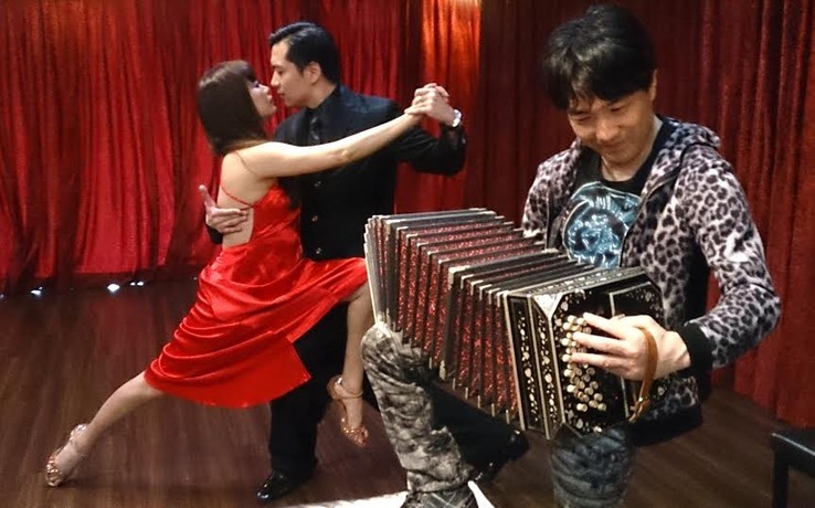 日本手風琴大師小松亮太,拿著阿根廷班多鈕手風琴與台灣探戈舞者共舞。(photo by 杜胤廣/台灣醒報)