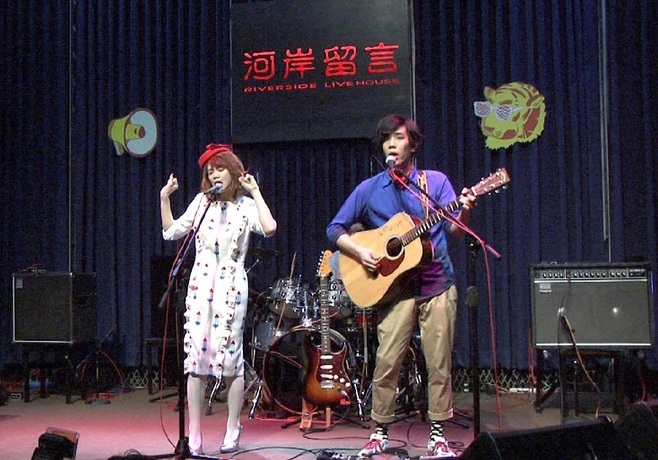 慢慢說樂團在30日的演唱會的彩排現場,吉他手沈志特地提前為女友主唱過生日,兩人在現場大曬恩愛。(photo by 杜胤廣/台灣醒報)