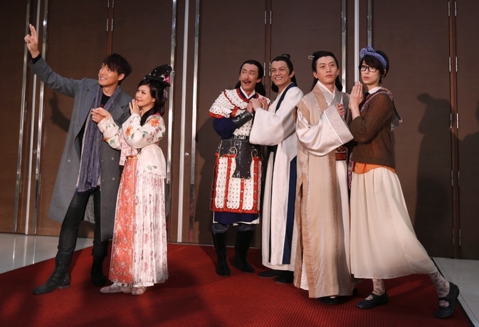 《情人哏裡出西施》大玩搞笑歷史劇,16日下午全民大劇團將《瘋狂偶像劇》與《情人哏裡出西施》的腳色對換,即興演出一段跳古穿今的超怪短劇。(photo by 全民大劇團)