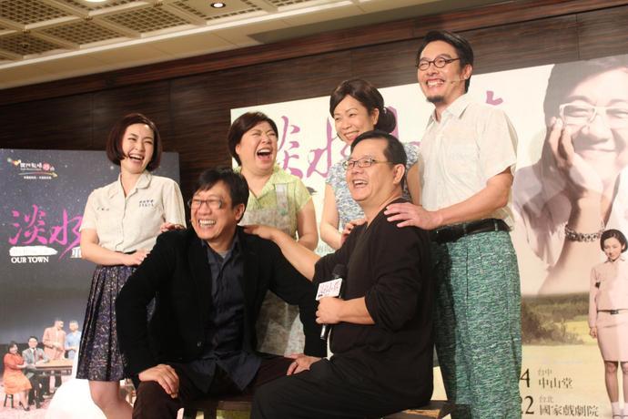 果陀劇場第三號經典之作《淡水小鎮》,由知名主持人曹啟泰(前左一)首次跨足舞台劇領銜演出。(照片後排左一開始:演員蔡燦得、呂曼茵、陳幼芳、葉子彥;前排右一梁志民)(photo by 邱惠恩/台灣醒報)