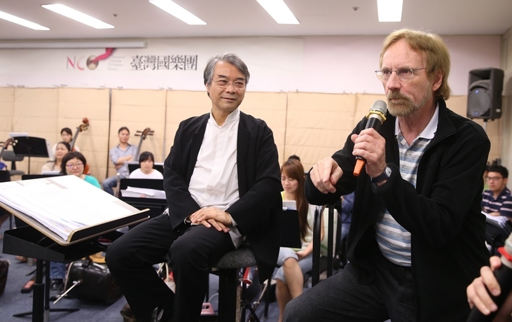 台灣國樂團12日下午進行排練,客席指揮閻惠昌與盧森堡作曲家溫格勒來了一場跨界對談。(Photo by NCO)