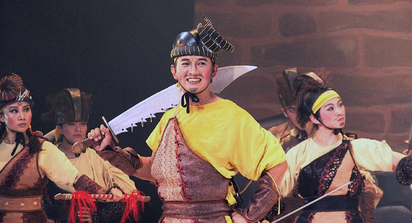 紙風車劇團在1日下午排演兒童劇《三國奇遇》,演員們跑到台下與觀眾互動,打破舞台劇封閉的空間。(Photo by 杜胤廣/台灣醒報)