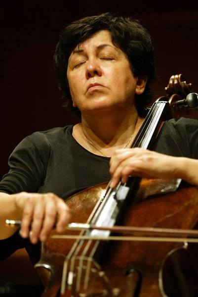 高齡72歲,來台多次演出的俄國大提琴天后顧德曼,7日下午舉辦記者見面會,顧德曼提著笨重的大提琴,拉起巴赫《c大調第三號大提琴無伴奏組曲》。(Photo by 傳大藝術)