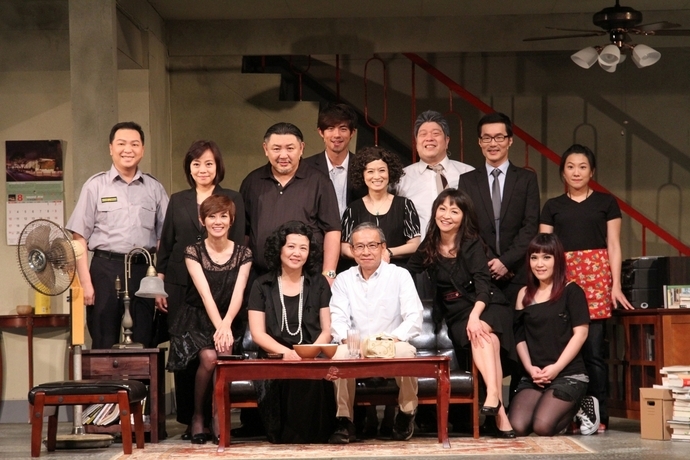 由知名導演吳念真、吳定謙父子聯合執導的綠光世界劇場《八月,在我家》,27日在台北城市舞台進行彩排。(photo by 綠光劇場)