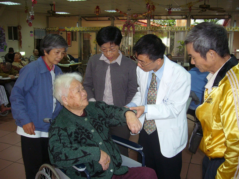 立法院15日三讀通過《長期照護服務法》,提供5年120億元的長照基金,新法將於民國106年上路,估計約80萬個失能家庭、200萬人受惠。(Photo by Mlcu13 Flickr – used under Creative Commons license)