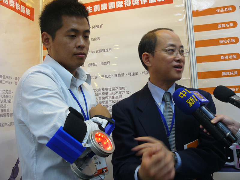 示範同學手臂戴上健力器,宛如鋼鐵人的造型先吸引到眾人目光。(photo by 游昇俯/台灣醒報)
