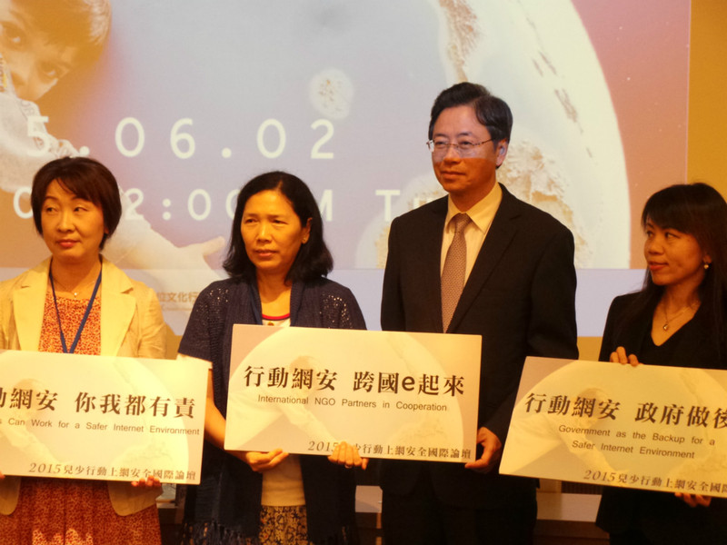 行政院副院長張善政(右二)認為,政府過於介入網路內容的管制容易遭受非議,需由民間組織著手,並加強國際合作才能有效防護不當內容(photo by 張振鴻/台灣醒報)
