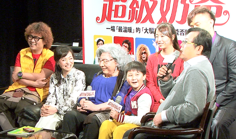 29日下午舉行舞台劇《超級奶爸》的彩排試演會,金鐘喜劇泰斗顧寶明首次挑戰37年來從未嘗試的男扮女裝,扮演「奶媽」,將讓觀眾重溫親情的感動。(Photo by 杜胤廣/台灣醒報)