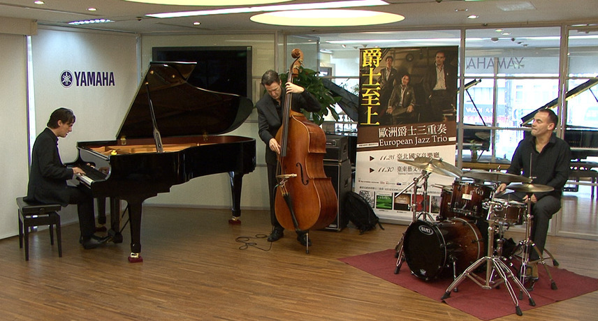 成軍25年的歐洲爵士三重奏,26日現場演奏一曲皮亞佐拉的《自由探戈》,表現出輕鬆舒適的幸福感。 (Photo by 杜胤廣/台灣醒報)