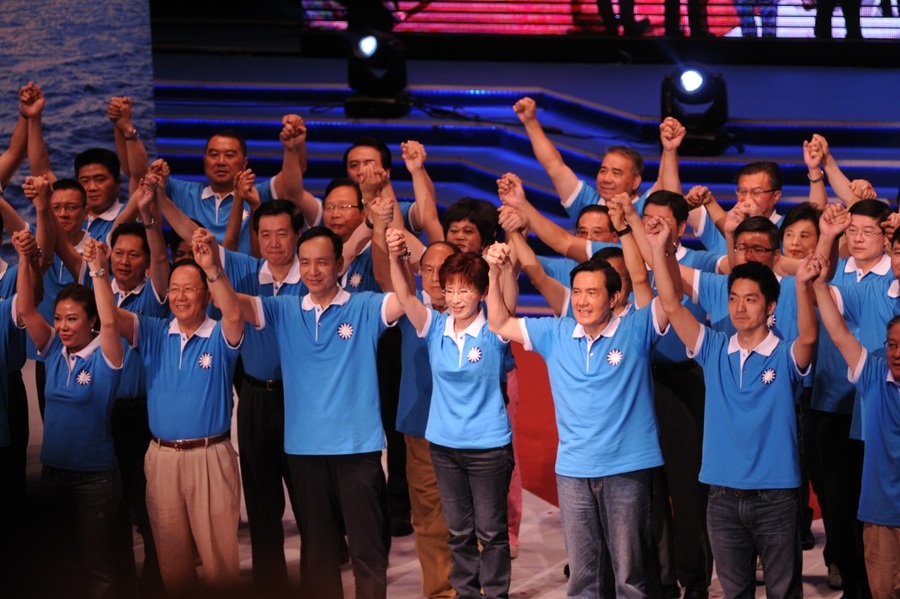 國民黨各大老在台上,齊聲為洪秀柱吶喊「凍蒜」。(photo by 鄭國強/ 台灣醒報)