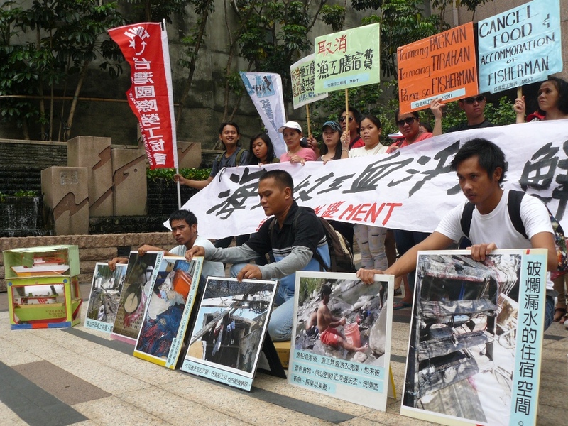 台灣國際勞工協會24日與外籍漁工出面陳情,雇主擅扣膳宿費,讓移工淪為血汗奴工。(photo by 游昇俯/台灣醒報)