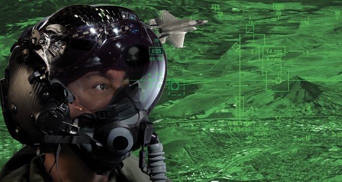 美國最先進隱形戰機F-35的飛行員頭盔可以「透視」機身,以及在夜視功能上整合作戰資訊。(photo by rockwellcollins網站)