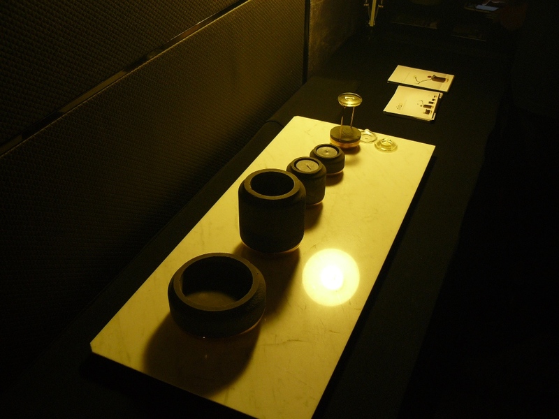 「台灣設計師週」9日舉辦展前記者會,設計師高嘉璘的泥塑杯具,將人體的肌膚疙瘩及皺褶化為器物的表面。(photo by 游昇俯/台灣醒報)