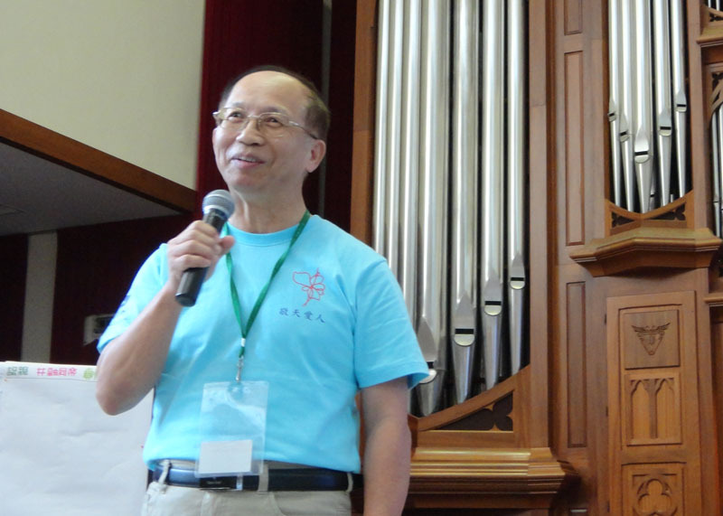 馬偕醫學院校長魏耀揮為第七屆「僕人營」致詞,他的背後就是真理大學的管風琴。(photo by鄭羿菲/台灣醒報)