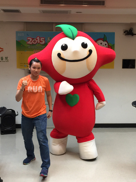 在大紅吉祥物阿波和羽球國手戴資穎手舞足蹈的帶領下,宣告「長庚紀念醫院2015年永慶盃路跑」將在10月4日早上於台北、嘉義、高雄三地同時舉行。(photo by 鄭國強 /台灣醒報)