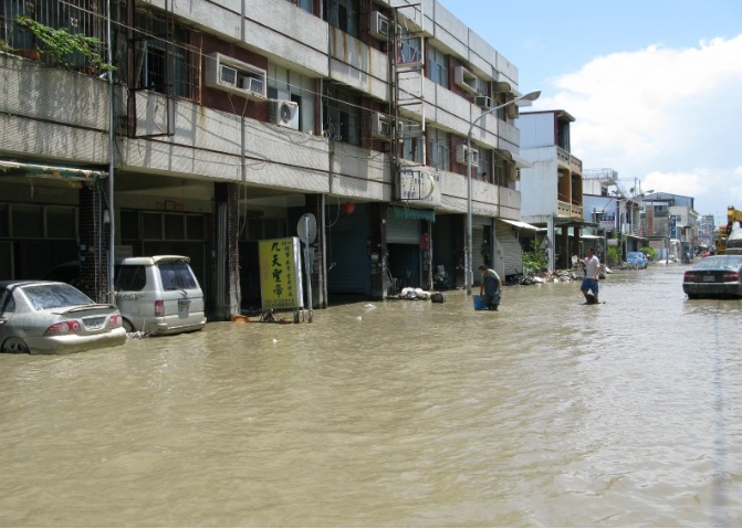 杜鵑颱風再度讓南勢溪水濁度飆高,大台北地區開始部分停水,專家表示需等颱風過後才有機會混乾淨水,提前結束停水。(photo by本報資料照片)