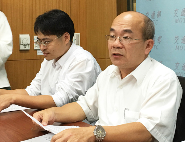 高速公路局副局長吳木富(右)20日在交通部,說明高工局未來將對電子收費大數據做更有效的應用。(photo by 鄭羿菲/台灣醒報)
