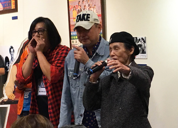寶島歌手文夏(左1)儘管88歲了,仍不失當年的好歌喉,帶領眾歌手高歌《黃昏的故鄉》。(photo by 鄭羿菲/台灣醒報)
