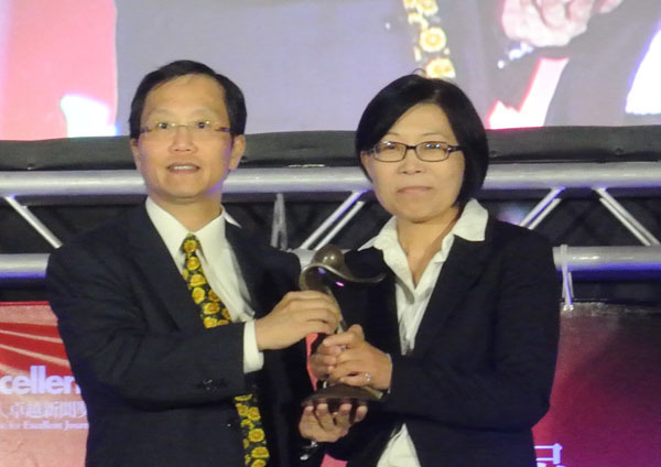 榮獲專題新聞獎的朱淑娟(右﹚表示,能從作品拿出一件自己滿意的,就無愧自己了。(photo by 許瑋哲/台灣醒報)