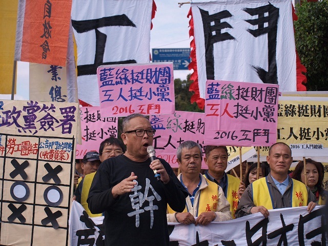 曾被政府因違反集遊法起訴的關廠工人連線代表毛振飛,呼籲工人要團結爭取權益。(photo by 黃捷/台灣醒報)