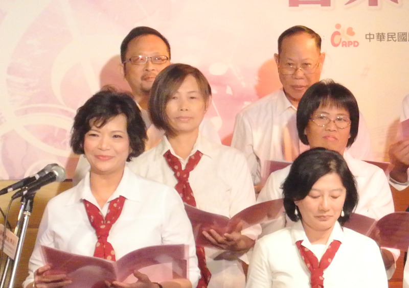 一首〈感恩的心〉,10幾個合唱團員精神抖擻地站在舞台上獻唱,他們是腎利合唱團。(photo by 許瑋哲/台灣醒報)