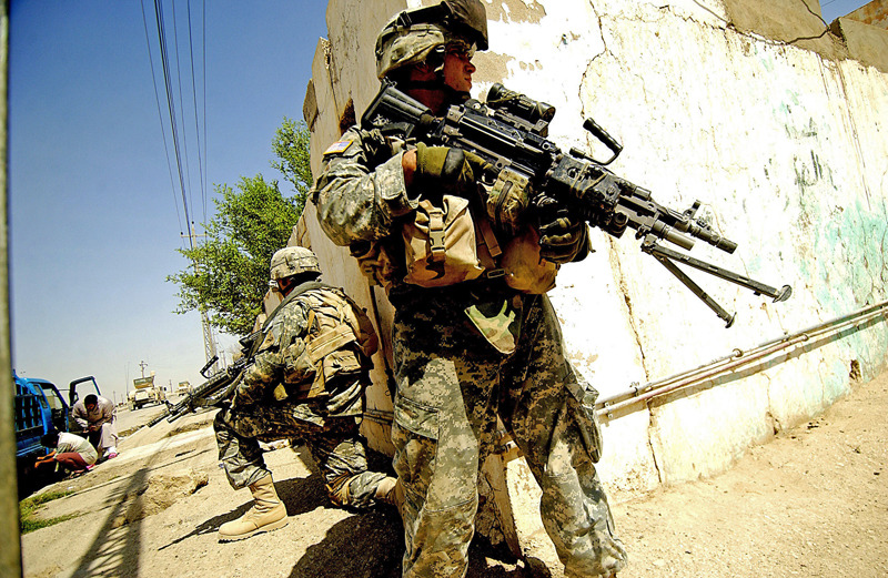 五角大廈透露可能增兵敘利亞打擊伊斯蘭國,第一批用於投射的兵力將是駐伊美軍,圖為美軍第6步兵團士兵在拉馬迪街頭巡邏。(photo by wikipedia)