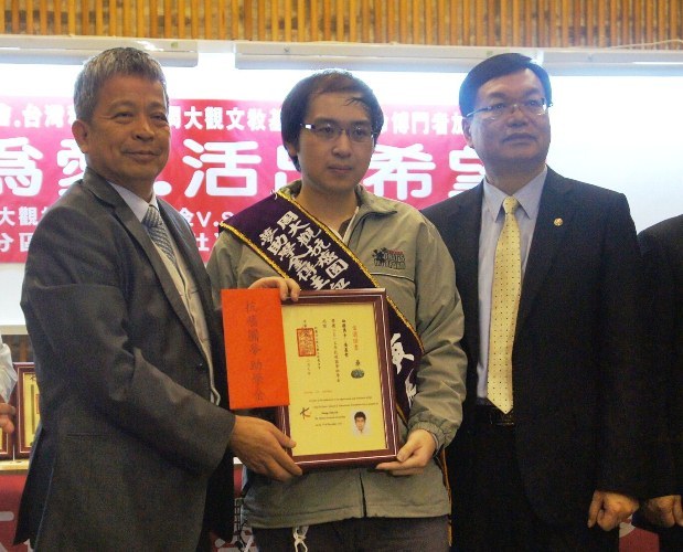 血癌鬥士黃晨哲7日代表140多位罹癌大專生領取周大觀文教基金會「抗癌圓夢助學金」。(photo by 黃譯萱/台灣醒報)