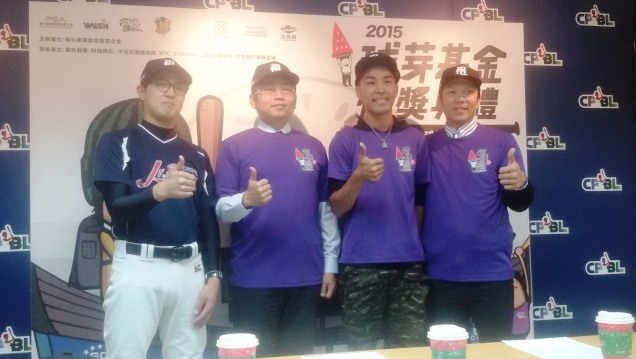 兄弟象明星外野手周思齊(右一)今年與華科慈善基金會共同推出棒球獎學金,除舉辦棒球寄宿家庭計畫,更將送得獎學童赴日高校進修打球。(photo by 賴仲偉/台灣醒報)