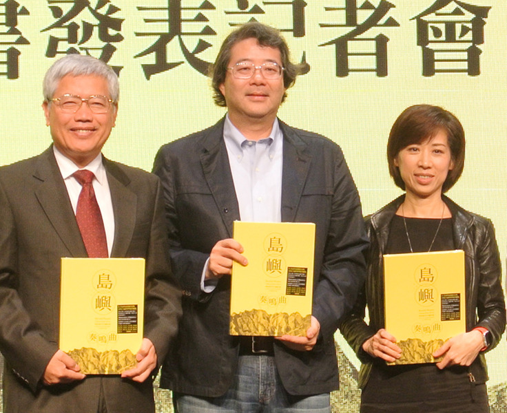 齊柏林(中)分享,《島嶼奏鳴曲》最特別的是結合了金曲最佳專輯製作人吳金黛的音樂。(photo by 許瑋哲/台灣醒報)