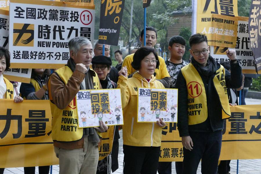 新興政黨輩出顯示社會上不再只讓兩黨獨領風騷,此次由於親民黨、時代力量都突破5%門檻,未來政黨政治新版圖可期。(photo by 時代力量臉書)