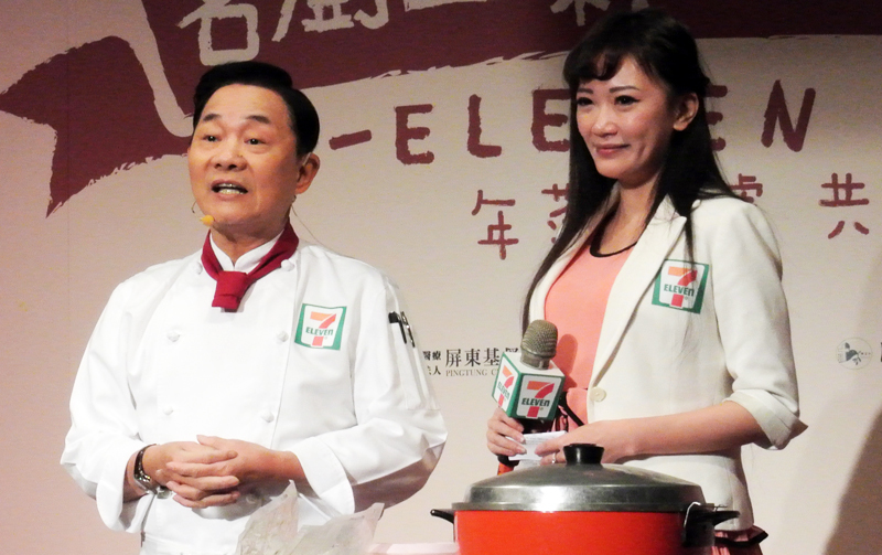 活動現場也邀請到阿基師現場示範如何製作佛跳牆,阿基師表示,會選用佛跳牆是因為這是道普及率高的年菜料理。(photo by 許瑋哲/台灣醒報)