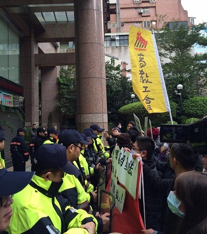 高教工會協同十幾位大專兼任教師赴勞動部要求納入勞健保,幾乎要發生警民肢體衝突。(photo by 黃捷/台灣醒報)