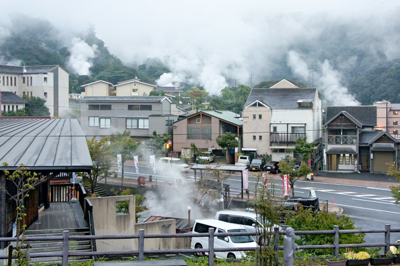 日本九州鹿兒島「霧島溫泉」鄉坐落在連綿的山群之中,一縷縷溫泉的熱氣讓人宛如置身仙境。(photo by wikimedia)