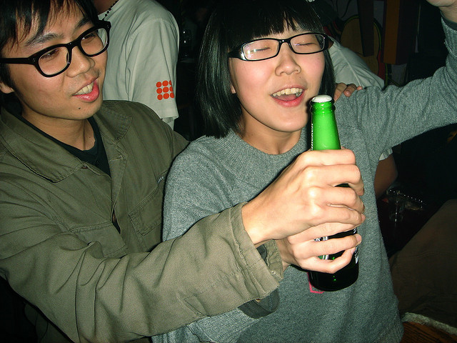 南韓飲酒文化蔚為風氣,引起公共健康隱憂!(photo by dizzyha on Flickr – used under Creative Commons license)