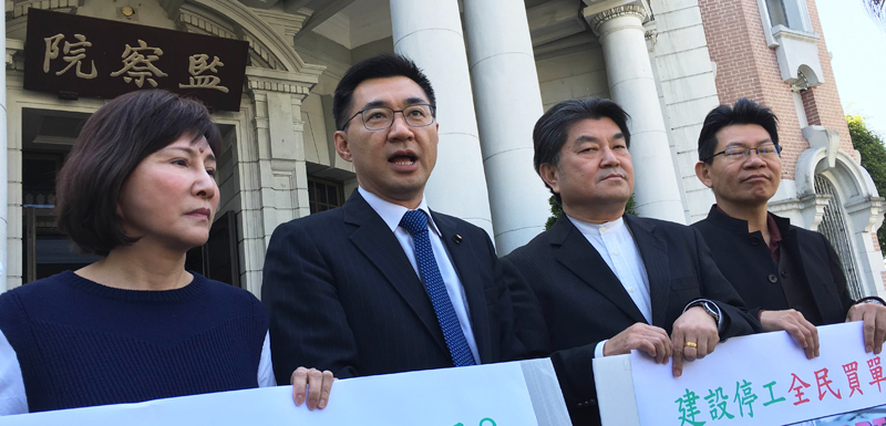 國民黨立委江啟臣於2日陪同台中市議員李中、黃馨慧等人前往監察院遞交陳情書。(photo by 鄭羿菲/台灣醒報)