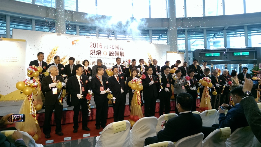 世界各國糕餅同業齊聚一堂,在漫天紙花中完成烘焙展開展剪綵儀式。(photo by 江岱蓉/台灣醒報)