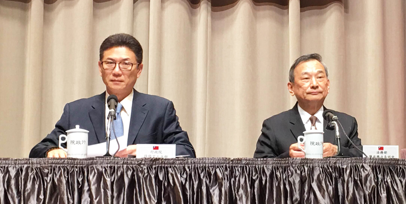 行政院發言人孫立群(左)與法務部次長陳明堂(右)表示,將先研議詐欺罪修法資料,交由未來政府決定是否要修重。(photo by 鄭羿菲/台灣醒報)