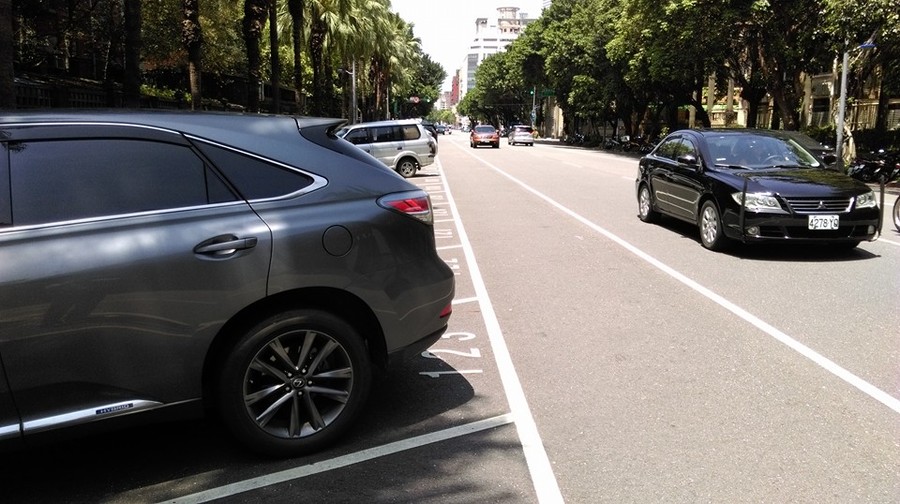我國停車位設計只圖停入方便,不在乎進出安全。(圖:本報資料室)