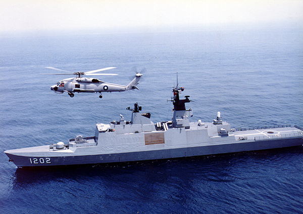 國防部派遣一艘拉法葉艦前往沖之島附近海域巡弋,「展示國旗」壯聲勢。(photo by wikipedia)