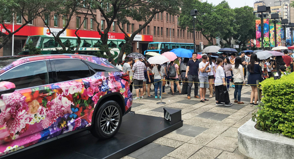 蜷川實花回顧展吸引許多民眾觀展,最後一天的排隊人潮更幾乎包圍了展館。(photo by 鄭羿菲/台灣醒報)